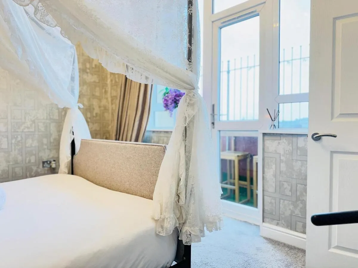 شقة Top Floor Getaway With Romantic Canopy Bed
